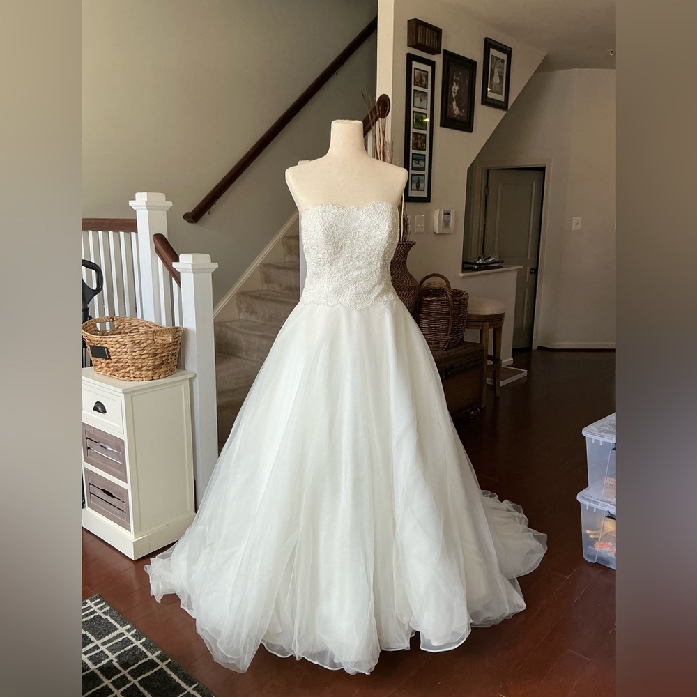 Elegant Strapless White Wedding Dress